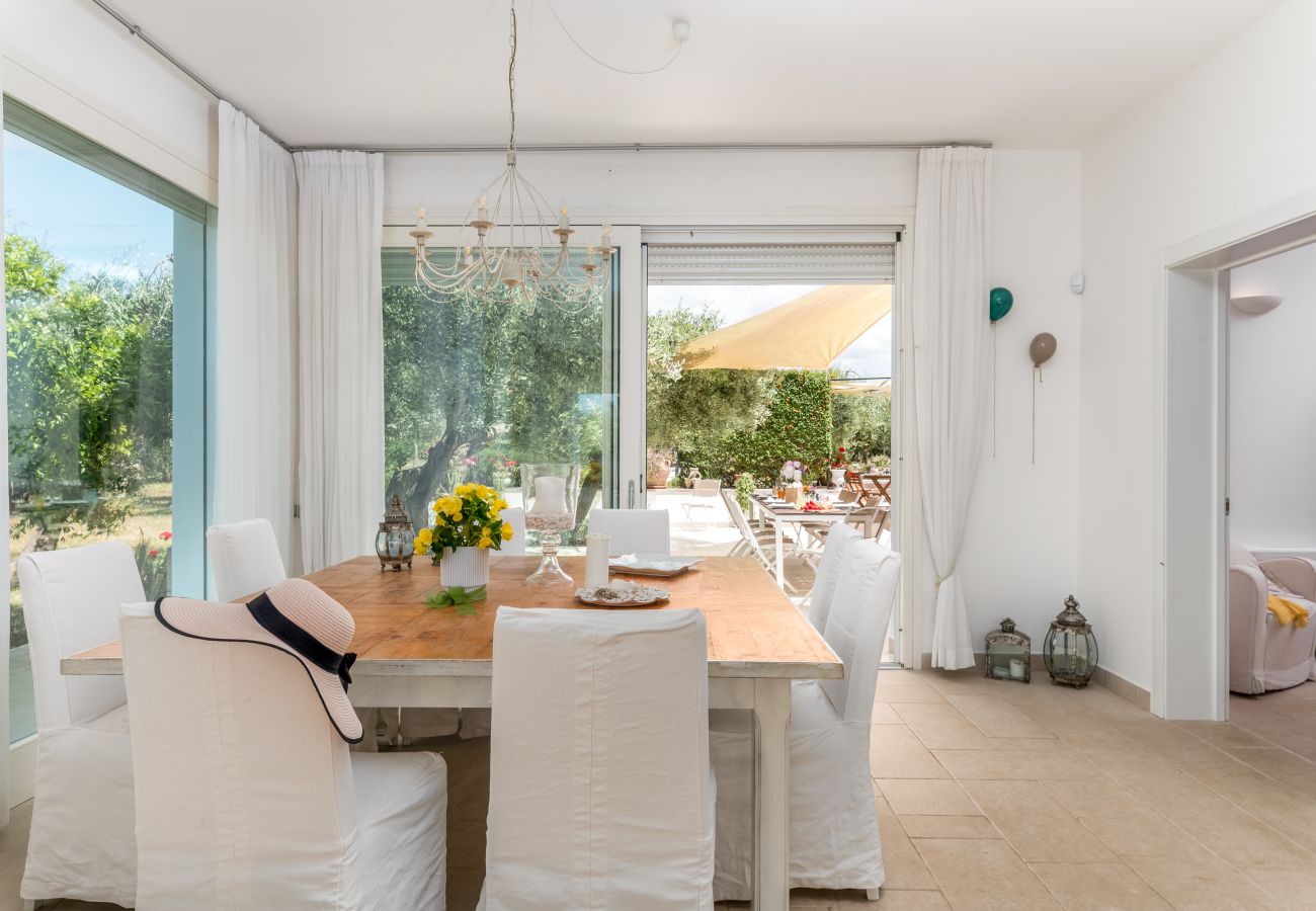 Villa in Torre San Giovanni - Fantastic beach villa with pool and garden