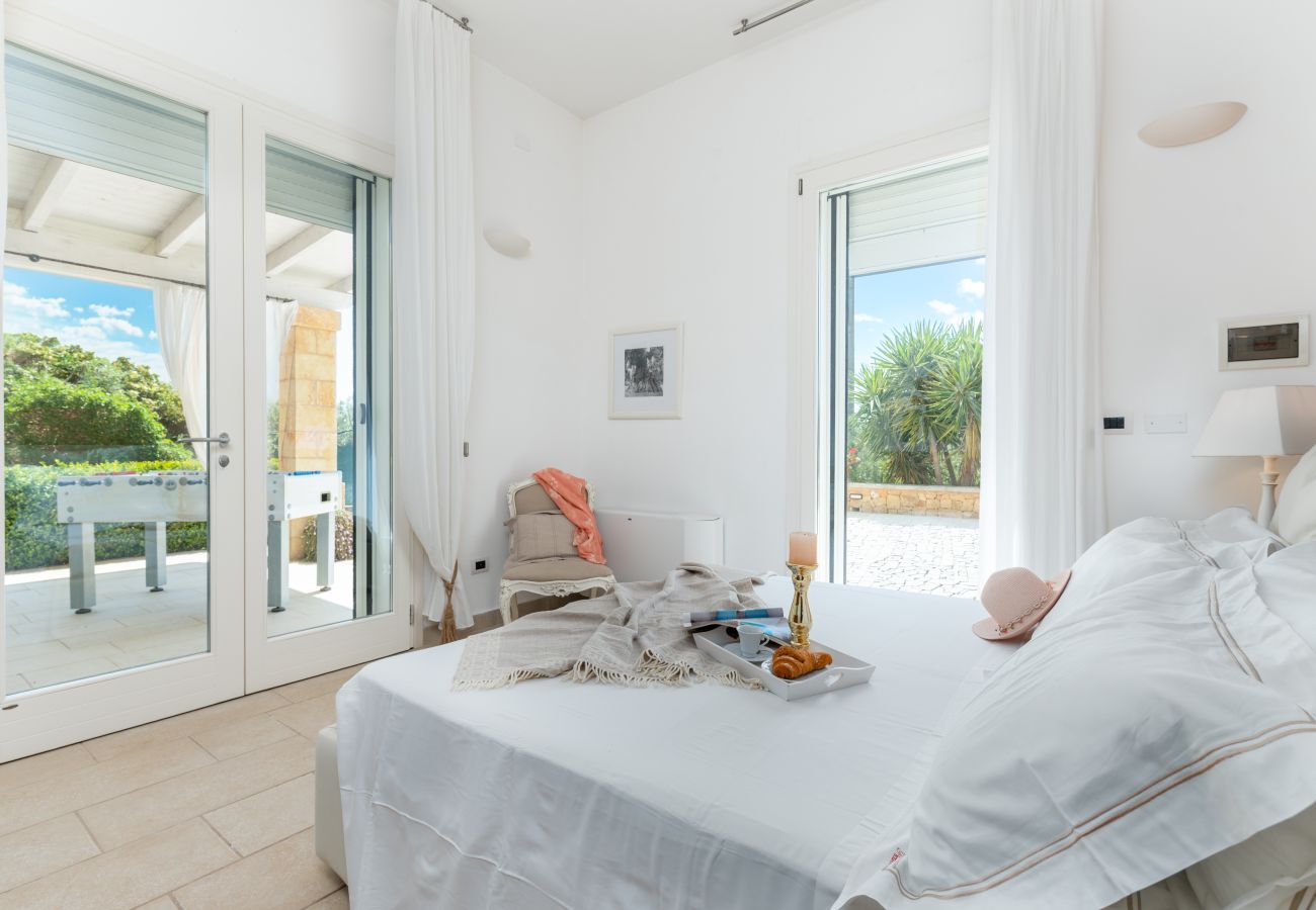 Villa in Torre San Giovanni - Fantastic beach villa with pool and garden