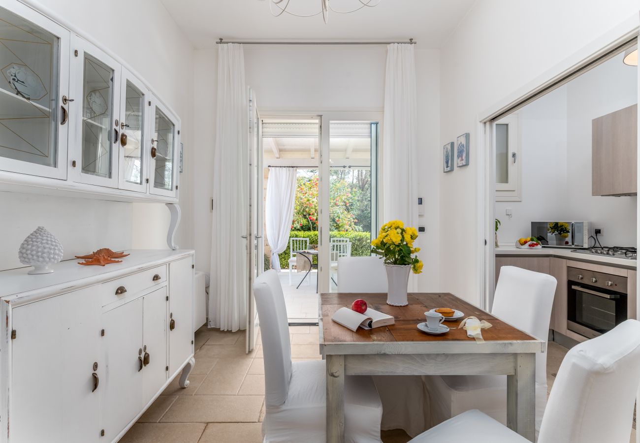 Villa in Torre San Giovanni - Fantastic beach villa with pool and garden