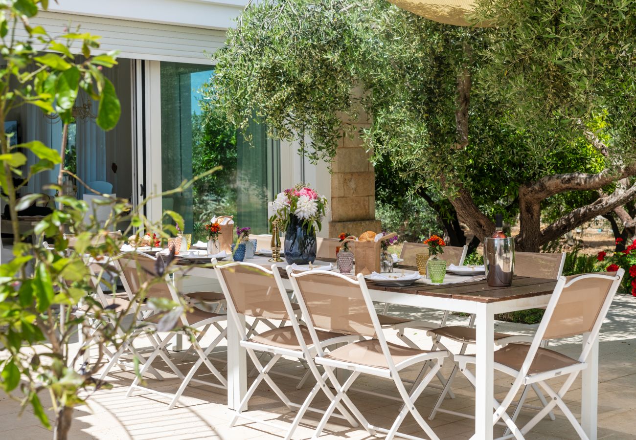 Villa in Torre San Giovanni - Fantastic beach villa with pool and garden