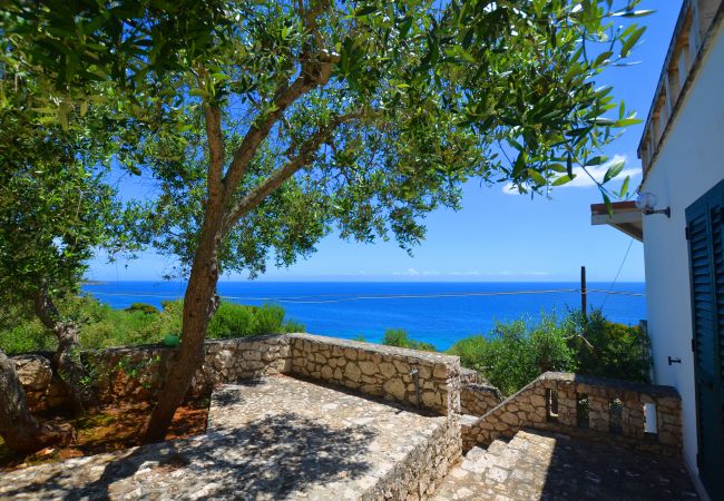 Villa à Andrano - Entière maison avec 2 appartements et vue mer 180° Villa à Andrano - Entière maison avec 2 appartements et vue mer 180°