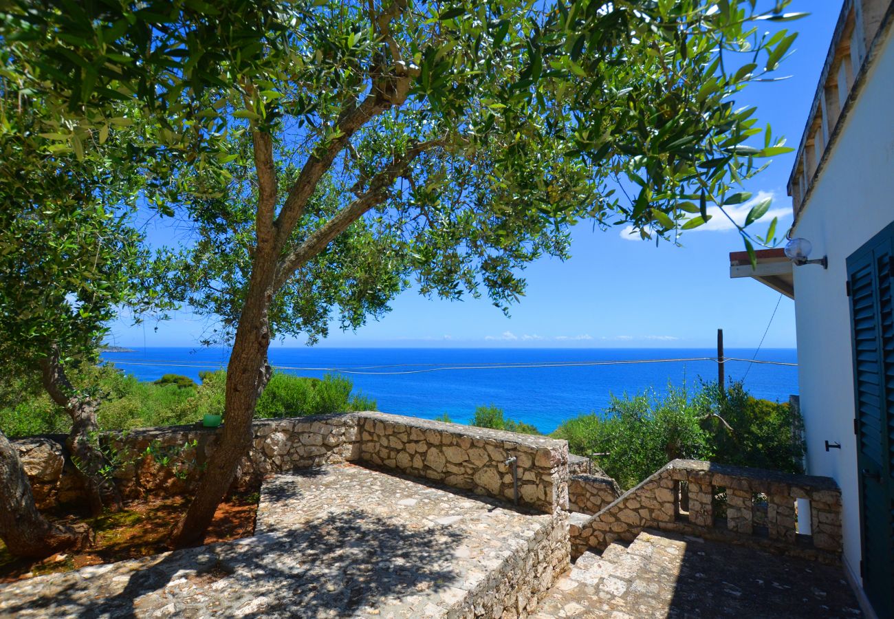 Villa à Andrano - Entière maison avec 2 appartements et vue mer 180°