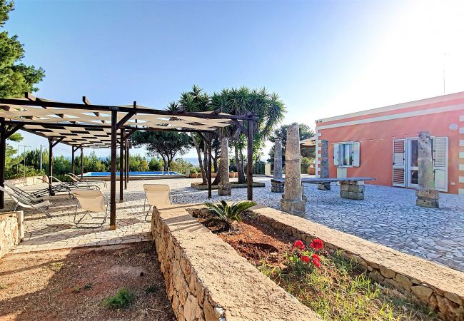 Villa à Torre Pali - Villa panoramique avec piscine, à 2km des plages