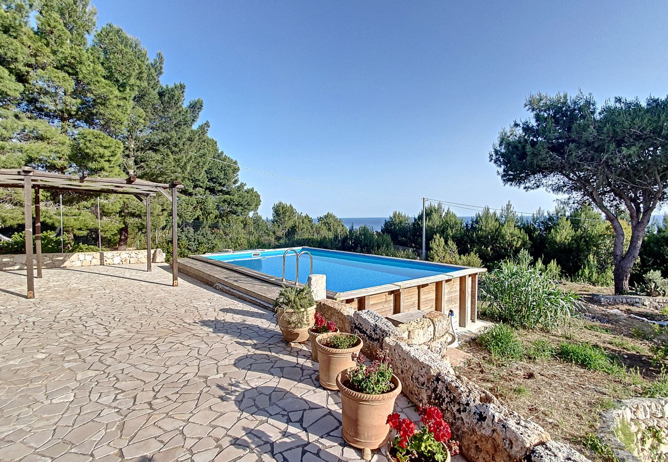 Villa à Torre Pali - Villa panoramique avec piscine, à 2km des plages