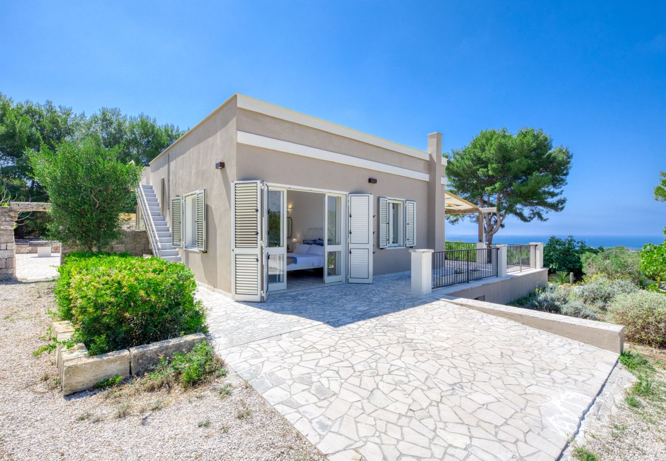 Villa à Torre Pali - Villa panoramique avec piscine, à 2km des plages