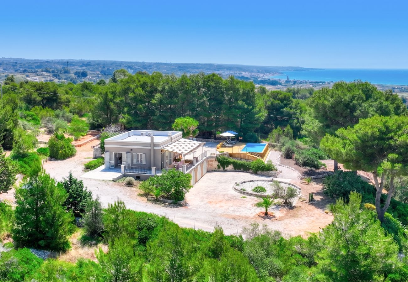 Villa à Torre Pali - Villa panoramique avec piscine, à 2km des plages