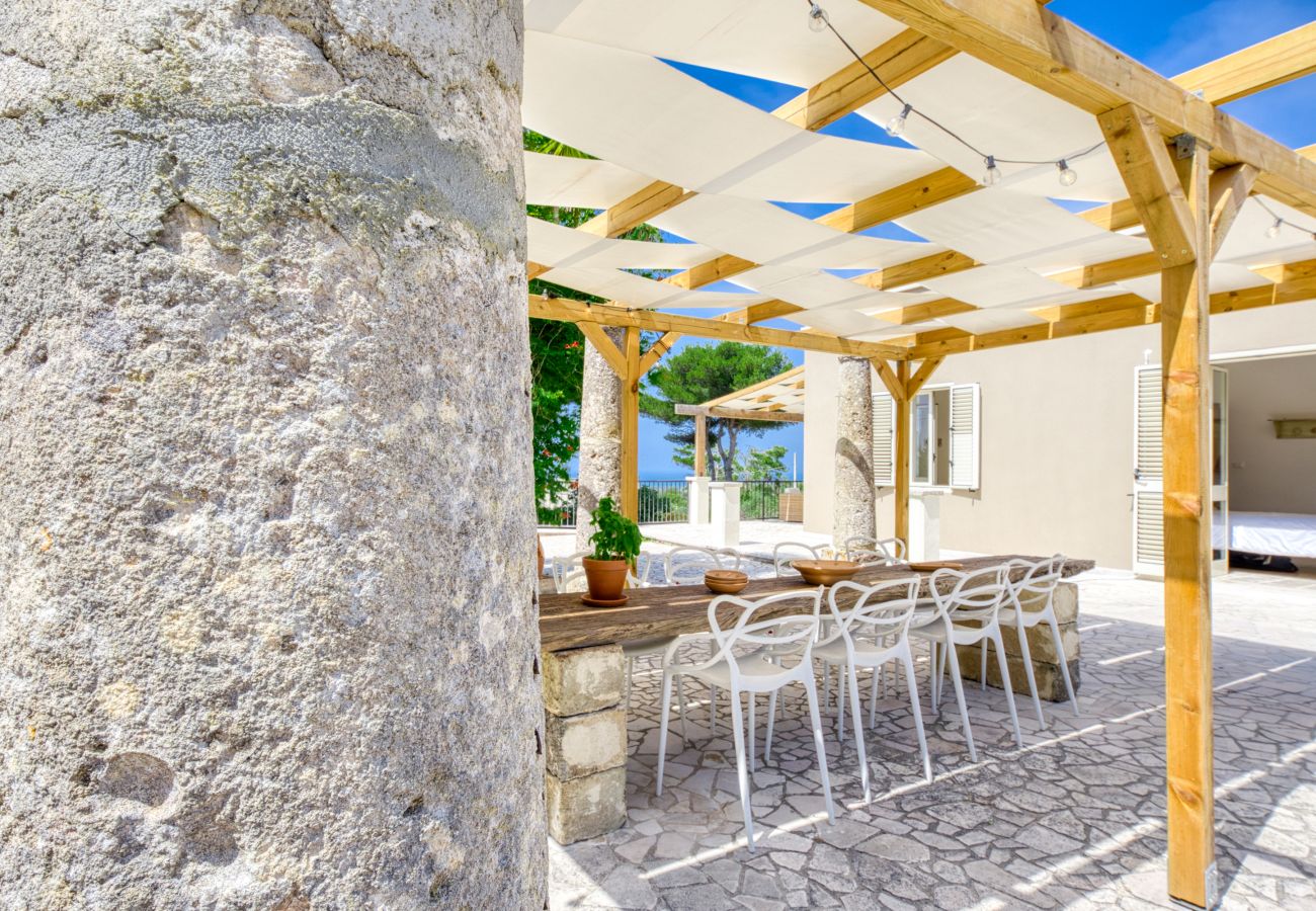 Villa à Torre Pali - Villa panoramique avec piscine, à 2km des plages