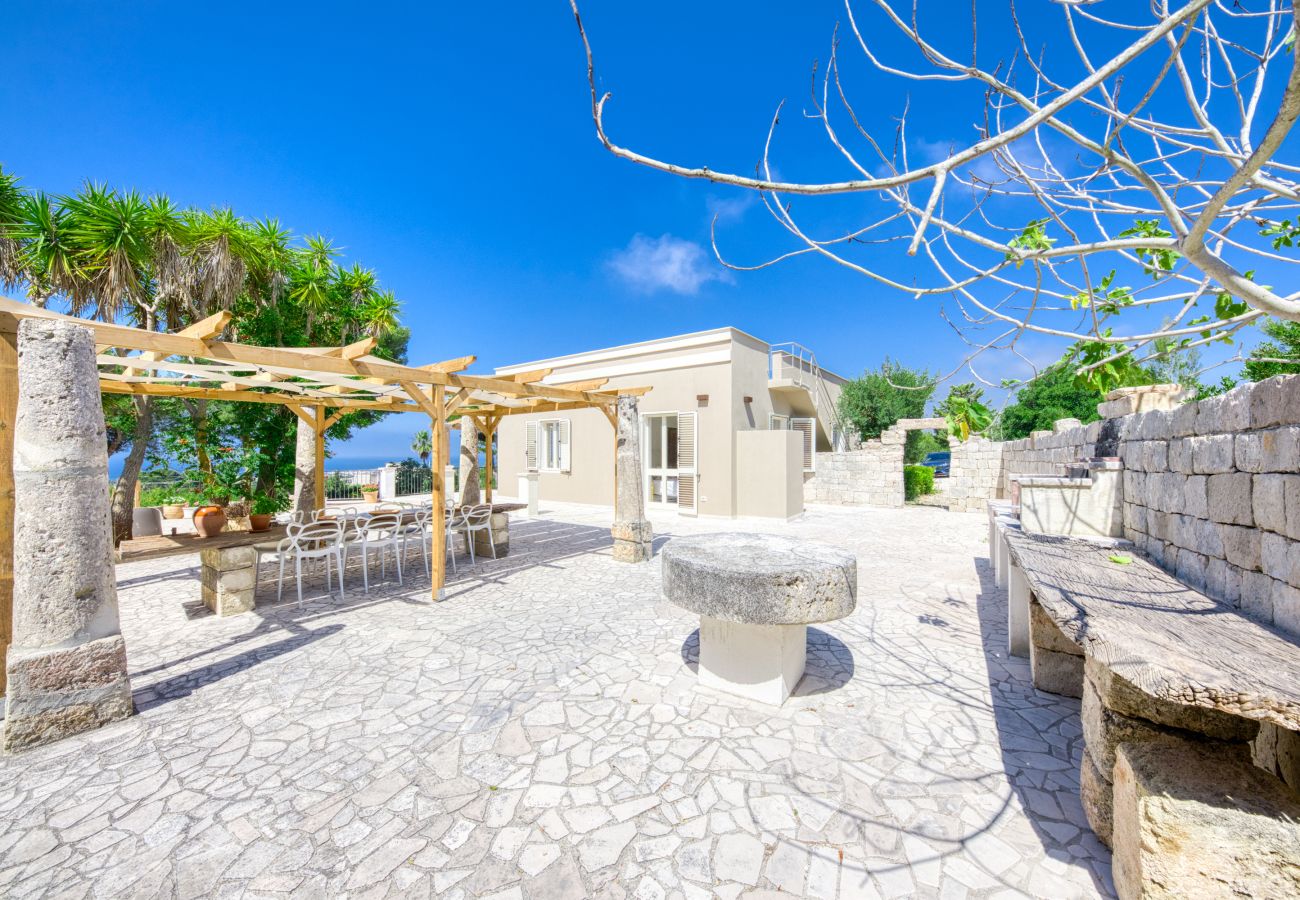 Villa à Torre Pali - Villa panoramique avec piscine, à 2km des plages