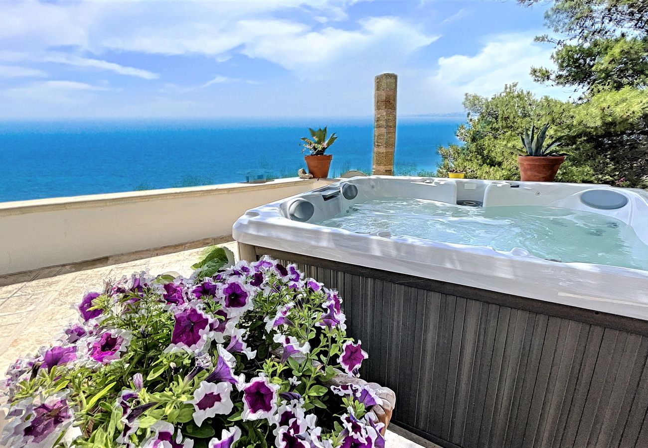 Maison à Gagliano del Capo - Maison en pierre avec jacuzzi sur les falaises (A)