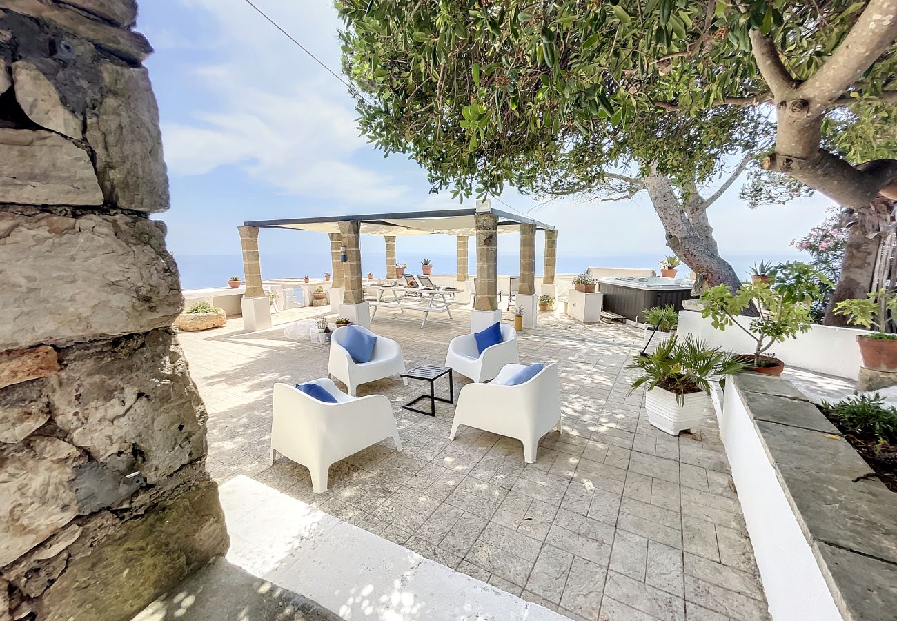 Maison à Gagliano del Capo - Maison en pierre avec jacuzzi sur les falaises (A)