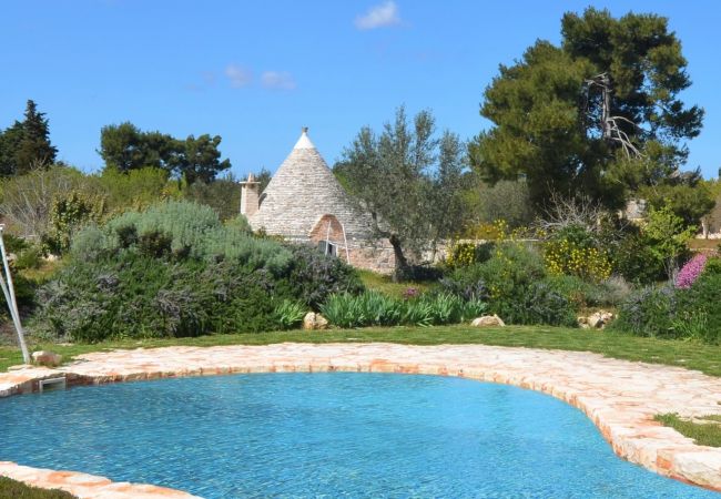 Villa à Cisternino - Grande propriété de trulli avec piscine naturelle