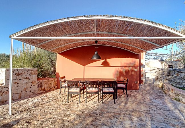 Villa à Cisternino - Grande propriété de trulli avec piscine naturelle