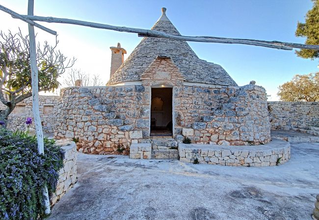 Villa à Cisternino - Grande propriété de trulli avec piscine naturelle