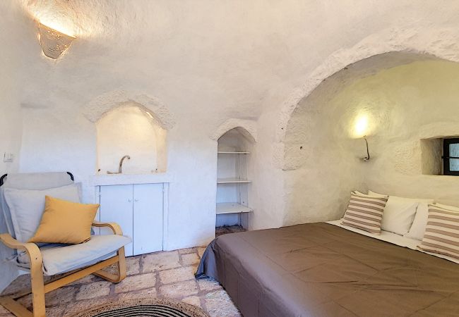 Villa à Cisternino - Grande propriété de trulli avec piscine naturelle