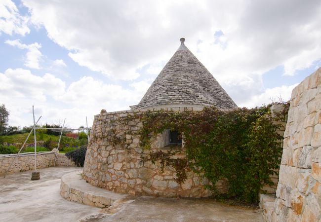 Villa à Cisternino - Grande propriété de trulli avec piscine naturelle