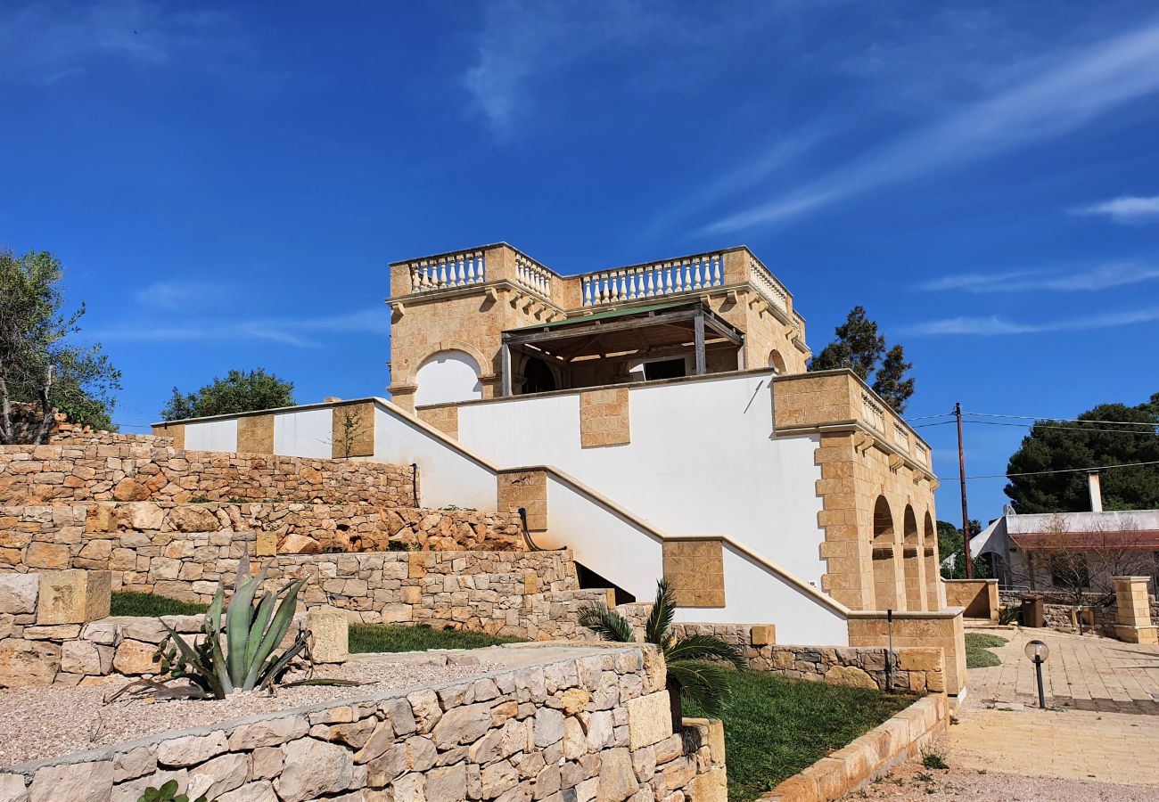 Villa à Torre Vado - 5mins à pied de la mer: grande maison avec piscine