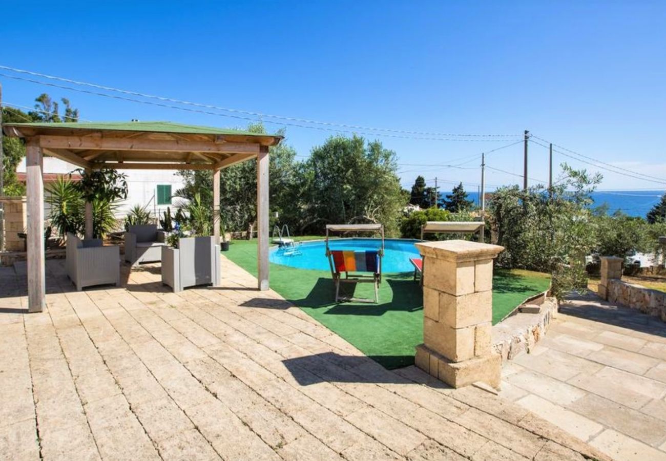 Villa à Torre Vado - 5mins à pied de la mer: grande maison avec piscine