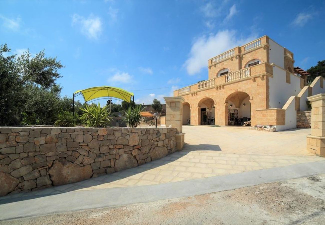 Villa à Torre Vado - 5mins à pied de la mer: grande maison avec piscine