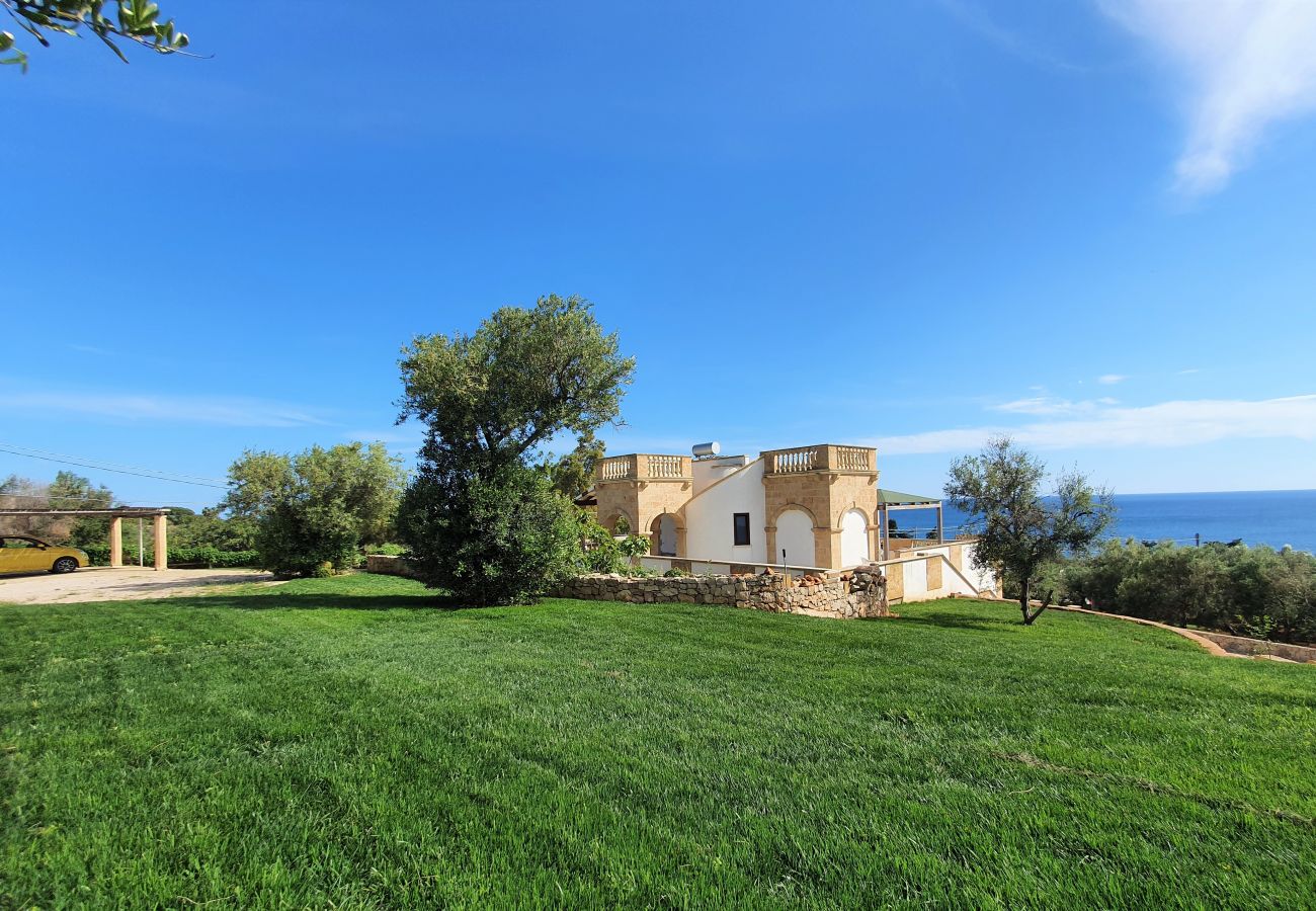 Villa à Torre Vado - 5mins à pied de la mer: grande maison avec piscine