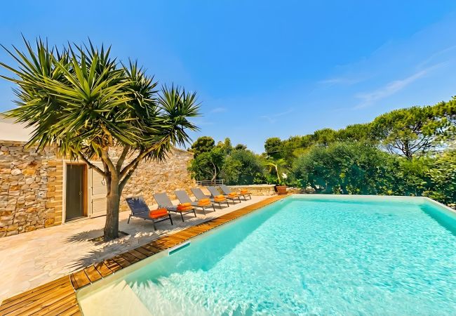 Villa à Leuca - Villa renovée avec piscine privée à 950m de la mer