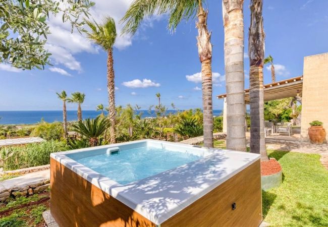 Villa à Pescoluse - Villa proche de la plage avec jacuzzi et vue mer