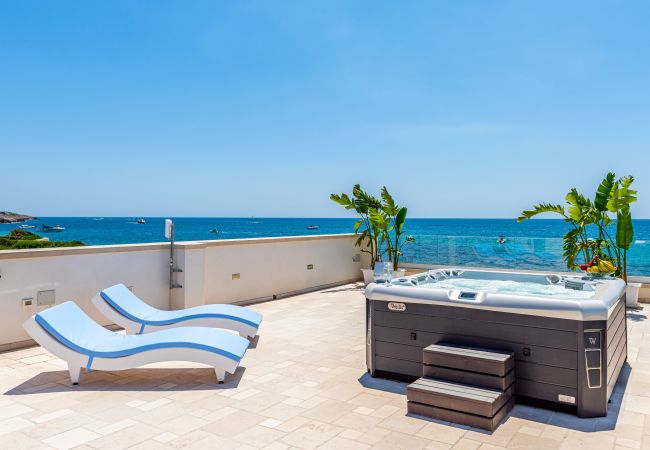 Villa à Marina di Felloniche - Accès privée mer, piscine chauffée et jacuzzi