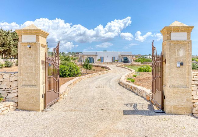 Villa à Lido Marini - Grande villa (2 apt.) avec piscine & jacuzzi Villa à Lido Marini - Grande villa (2 apt.) avec piscine & jacuzzi