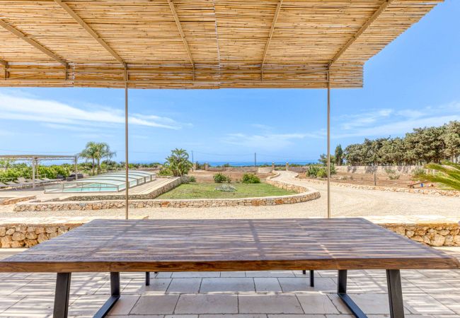 Villa à Lido Marini - Grande villa (2 apt.) avec piscine & jacuzzi Villa à Lido Marini - Grande villa (2 apt.) avec piscine & jacuzzi