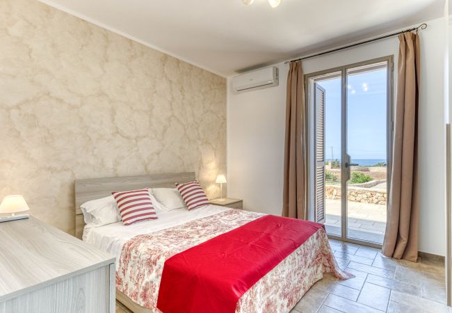 Villa à Lido Marini - Grande villa (2 apt.) avec piscine & jacuzzi Villa à Lido Marini - Grande villa (2 apt.) avec piscine & jacuzzi