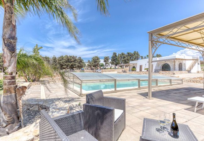 Villa à Lido Marini - Grande villa (2 apt.) avec piscine & jacuzzi Villa à Lido Marini - Grande villa (2 apt.) avec piscine & jacuzzi