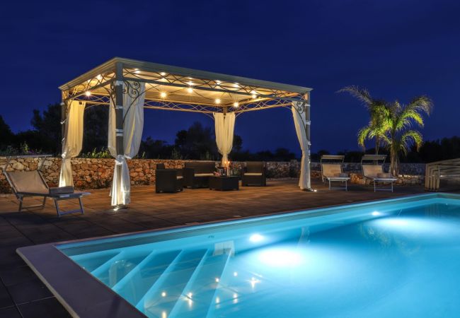 Villa à Lido Marini - Grande villa (2 apt.) avec piscine & jacuzzi Villa à Lido Marini - Grande villa (2 apt.) avec piscine & jacuzzi