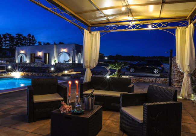 Villa à Lido Marini - Grande villa (2 apt.) avec piscine & jacuzzi Villa à Lido Marini - Grande villa (2 apt.) avec piscine & jacuzzi