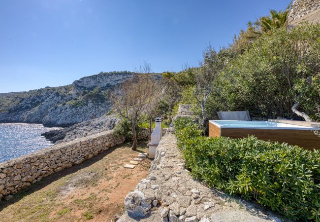 Trullo à Gagliano del Capo - Maison romantique en pierre avec jacuzzi&accès mer Trullo à Gagliano del Capo - Maison romantique en pierre avec jacuzzi&accès mer