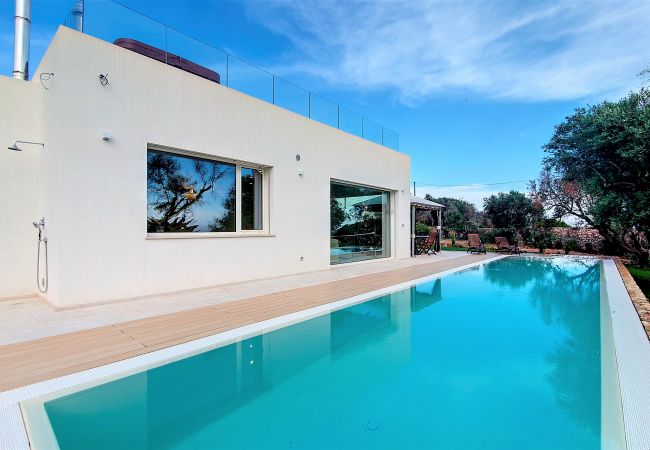 Villa à Marina di Felloniche - Villa de rève 5*: accès privé plage, piscine et jacuzzi