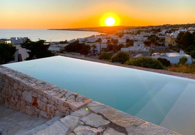 Villa à Torre Vado - Maison en pierre, piscine infinity & vue coucher du soleil