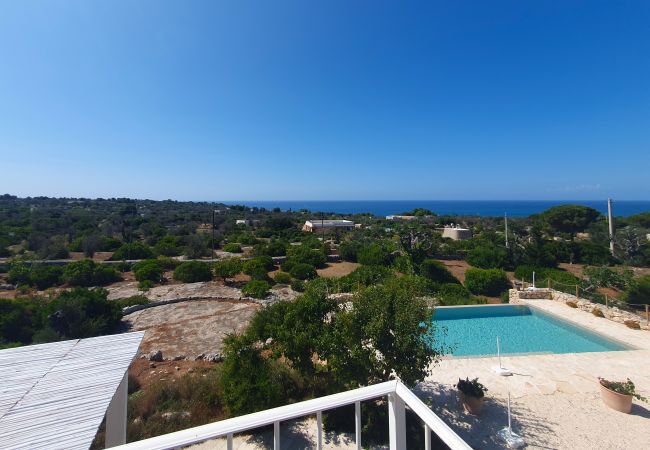 Villa à Pescoluse - Villa moderne en pierre avec piscine et vue mer
