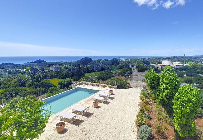 Villa à Pescoluse - Villa moderne en pierre avec piscine et vue mer