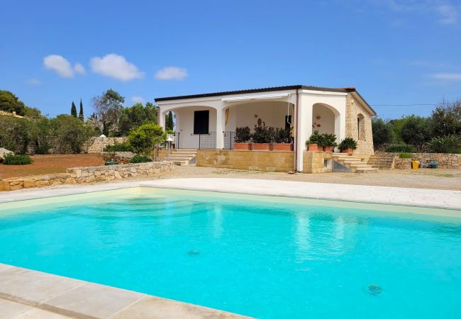 Villa à Pescoluse - A 2km des plages : jolie villa avec piscine