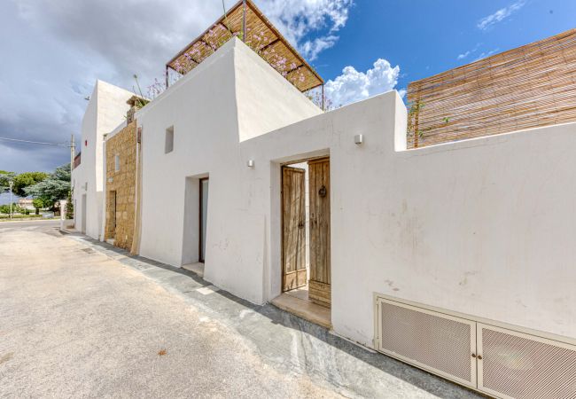 Villa à Salve - Entière maison avec piscine privée à 5km de la mer Villa à Salve - Entière maison avec piscine privée à 5km de la mer