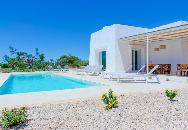 Villa à Torre Vado - Moderne villa de luxe avec piscine à 2km de la mer Villa à Torre Vado - Moderne villa de luxe avec piscine à 2km de la mer