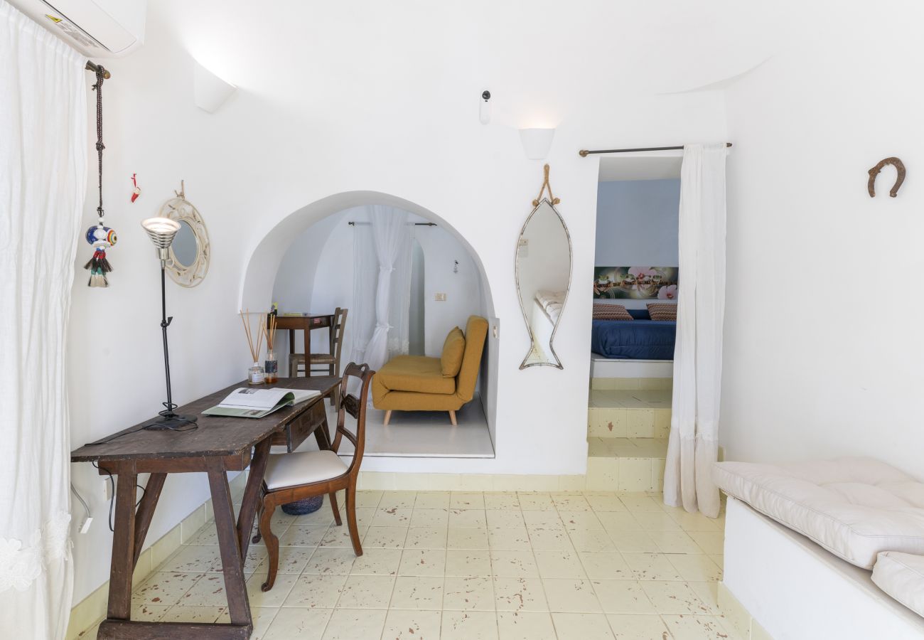 Trullo à Ostuni - Joli trullo blanc avec petite piscine et jardin