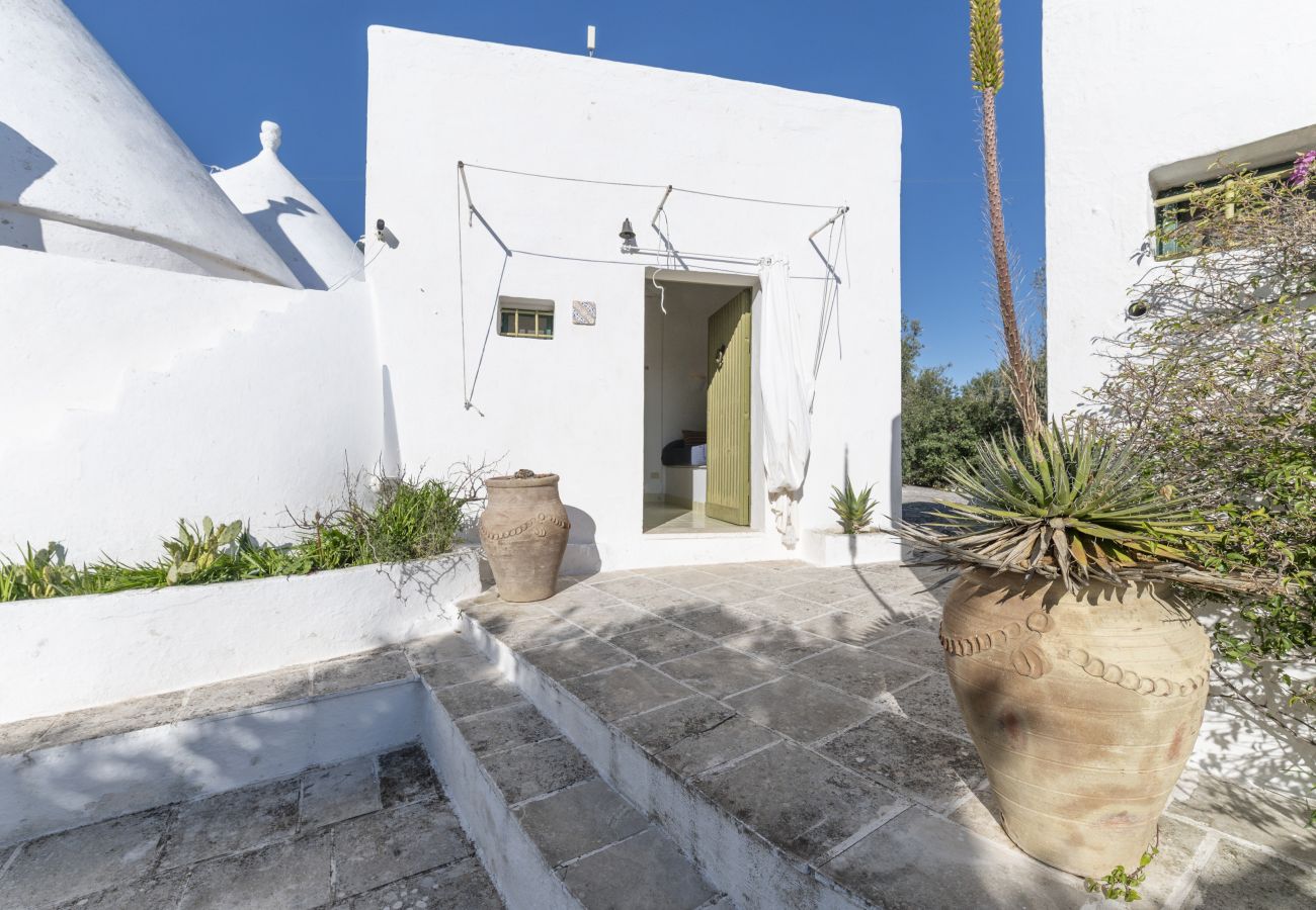 Trullo à Ostuni - Joli trullo blanc avec petite piscine et jardin