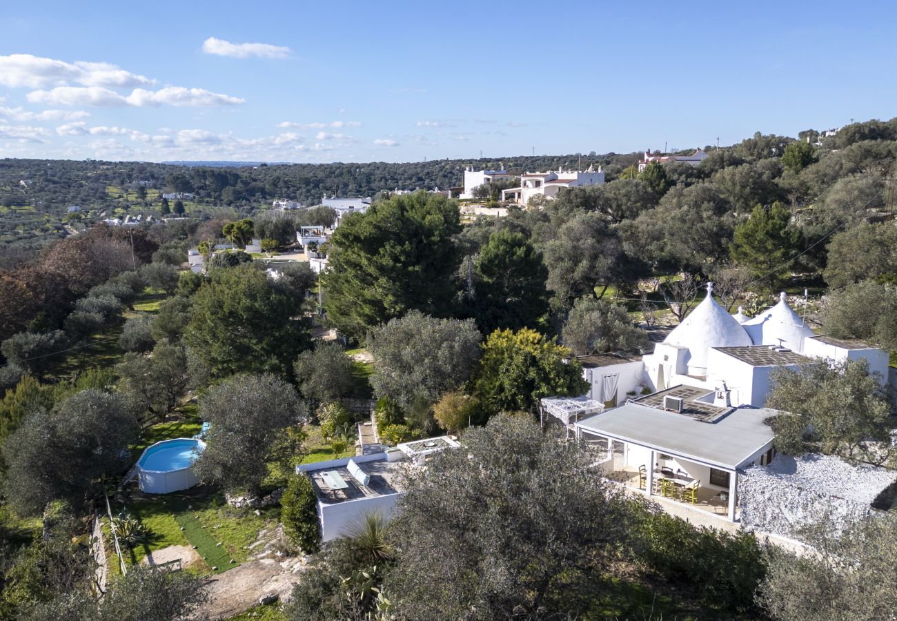 Trullo à Ostuni - Joli trullo blanc avec petite piscine et jardin