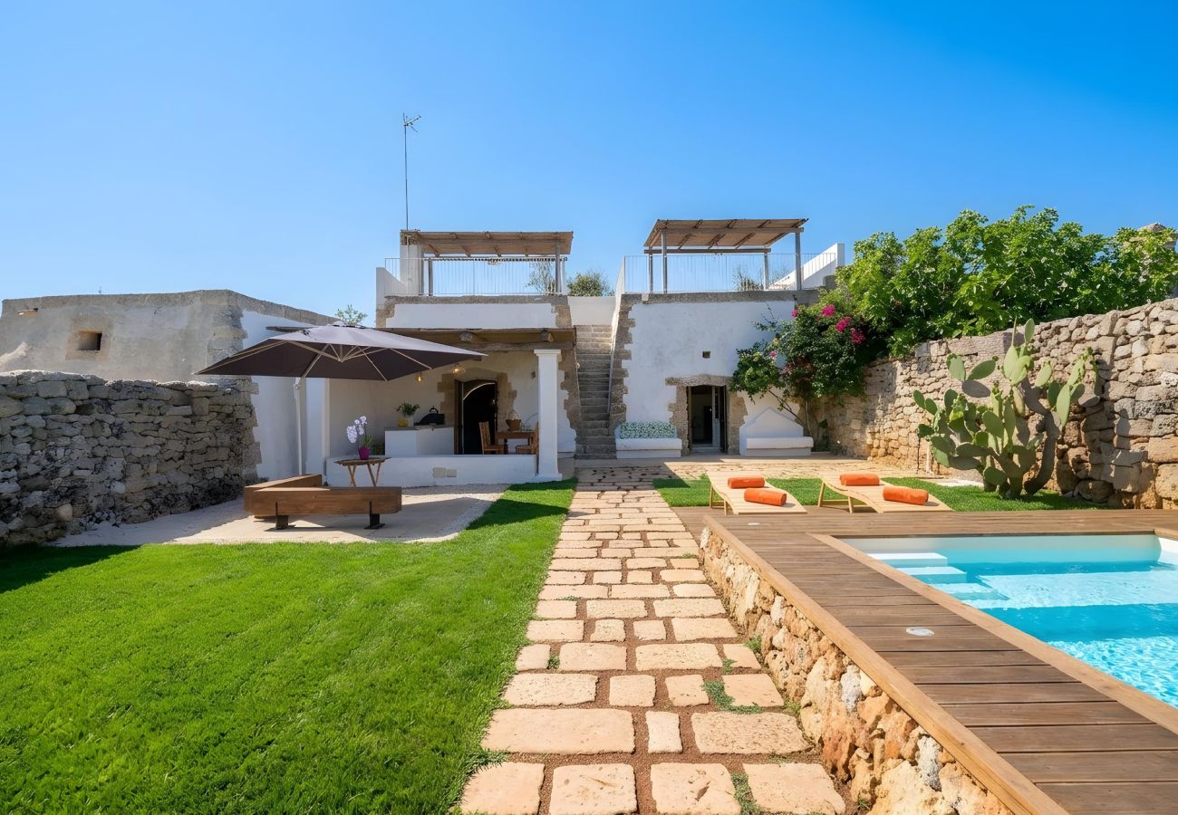 Villa à Leuca - Petite maison de charme en campagne avec piscine