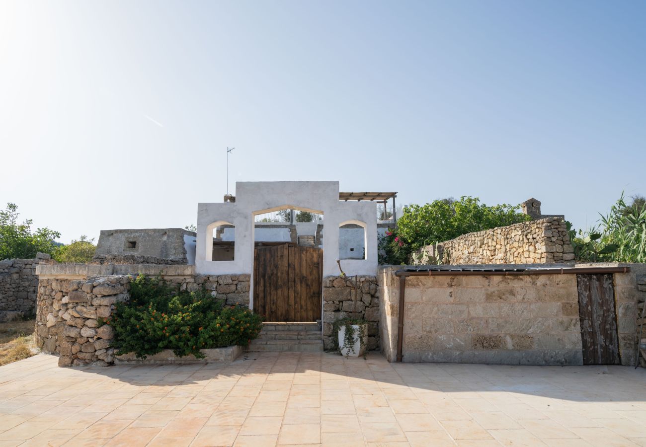 Villa à Leuca - Petite maison de charme en campagne avec piscine