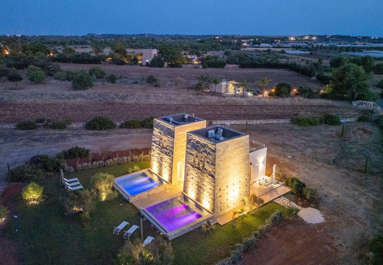 Villa à Gallipoli - Villa Tour Ultra-Luxe avec 2 piscines, 1km plage