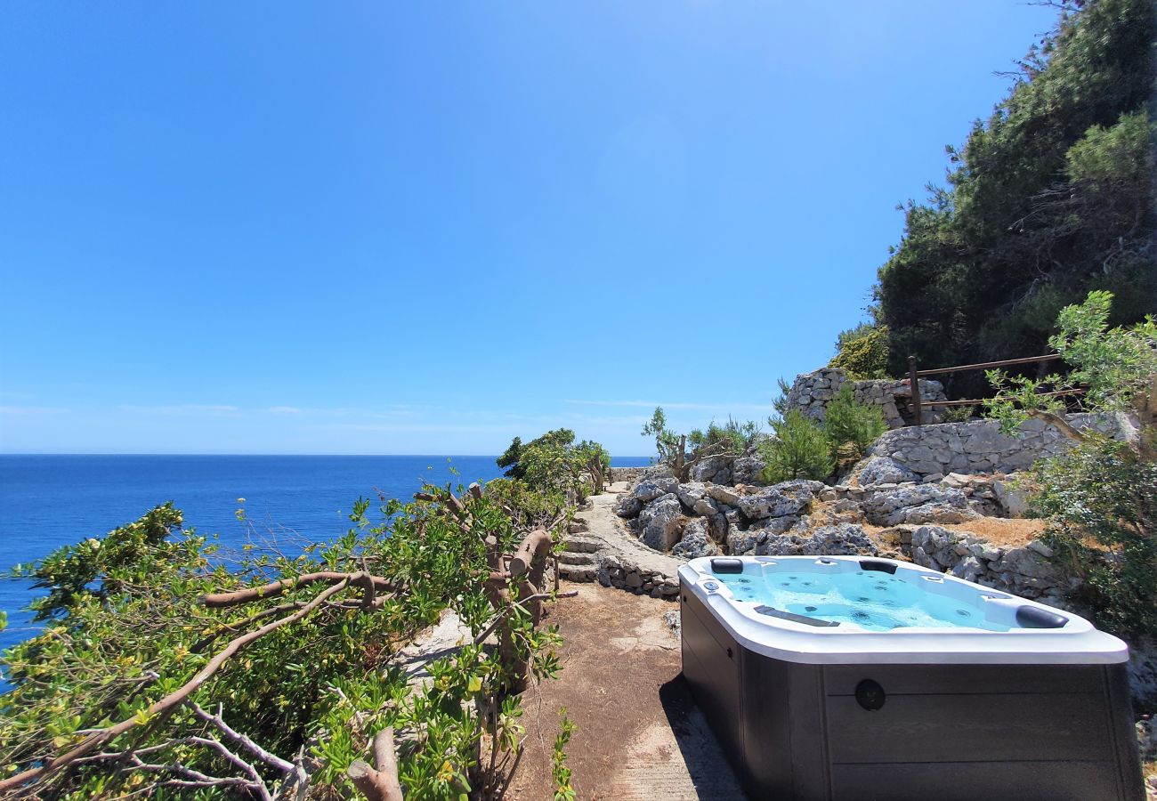 Villa a Castro - Villa mozzafiato con jacuzzi, accesso mare privato