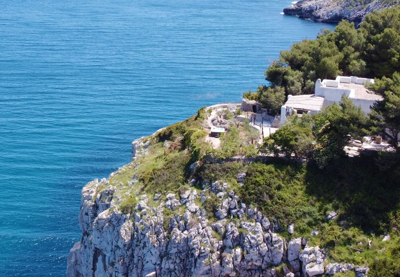 Villa a Castro - Villa mozzafiato con jacuzzi, accesso mare privato