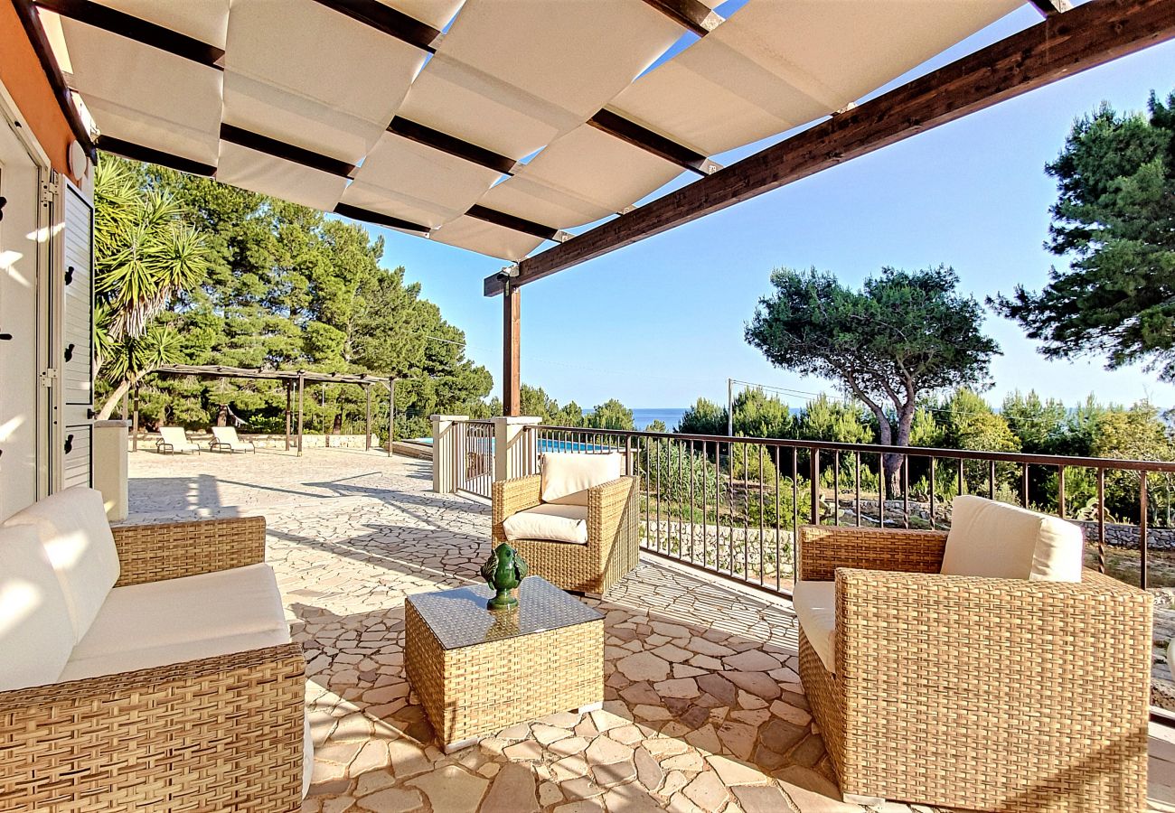 Villa a Torre Pali - Villa panoramica con piscina e ampio giardino privato, vicina alle spiagge