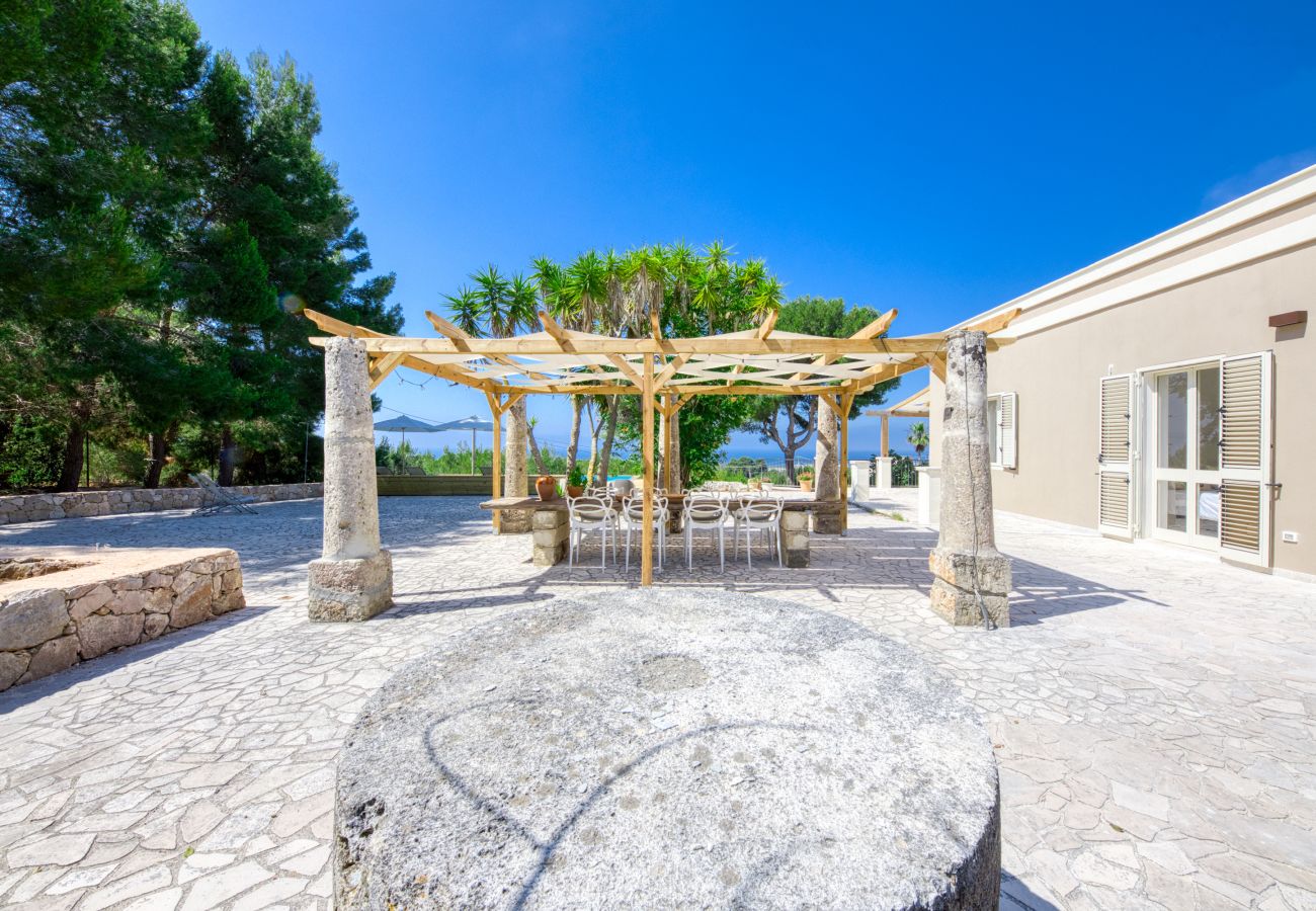 Villa a Torre Pali - Villa panoramica con piscina, a 2km dalla sabbia